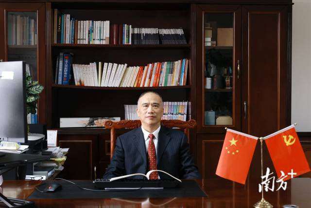 美加墨世界杯官方网站校长蒋新华。